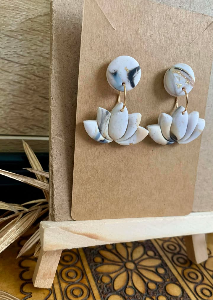 Duo d’élégance des Boucles d’oreilles Lotus, une création unique qui apporte équilibre et féminité à toutes les tenues.