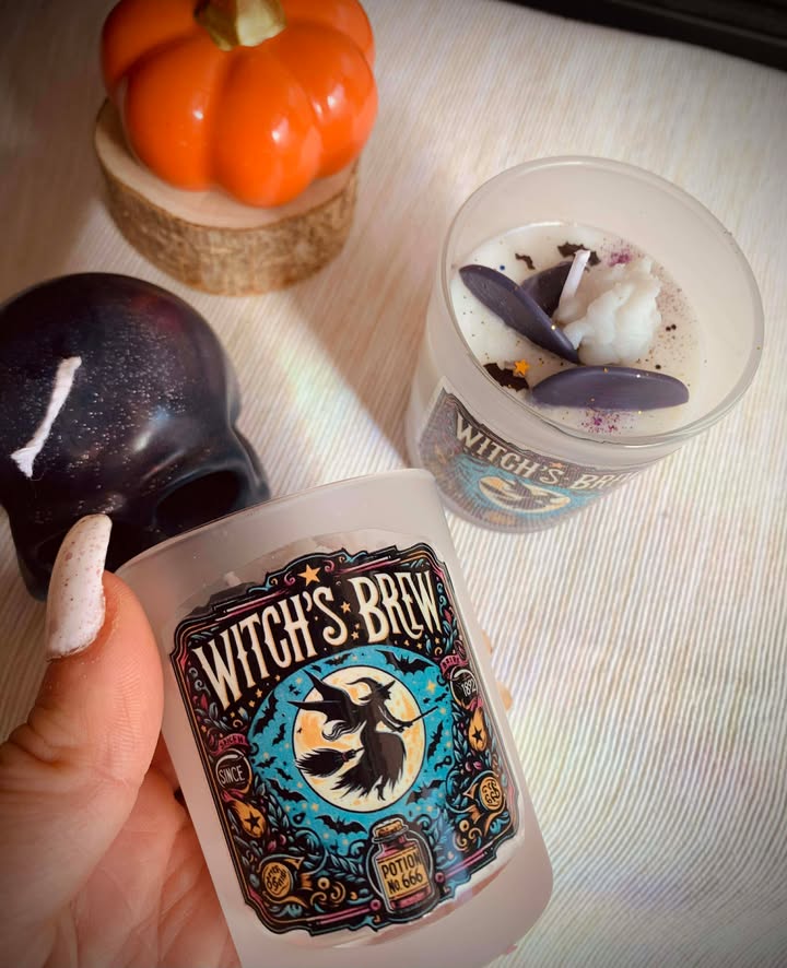 Bougie Witch Brew illuminée, diffusant une atmosphère chaleureuse et réconfortante pour célébrer la magie d'Halloween.