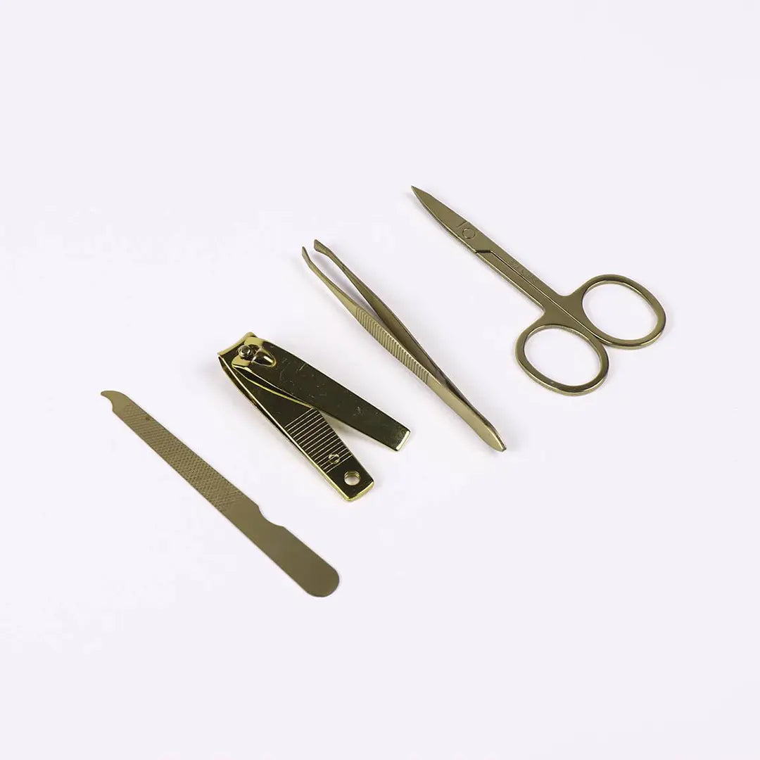 Kit à manucure Lettre de Poudlard - Harry Potter présenté avec ses outils de manucure magiques et un design inspiré de la sorcellerie.