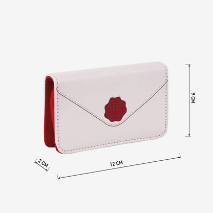 Kit à manucure Lettre de Poudlard - Harry Potter en situation, illustrant son utilisation pour une manucure magique aux couleurs des sorciers.