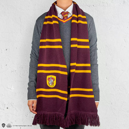 Vue rapprochée de l'écharpe Gryffondor pourpre et or - Harry Potter, mettant en avant son design audacieux avec l'écusson de la Maison, idéal pour les fans et amateurs de mode.