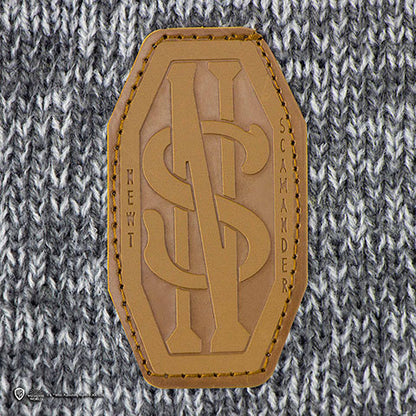 Echarpe de Norbert Dragonneau - Animaux Fantastiques, découvrez le design unique qui rend hommage à J.K. Rowling, un must-have pour tous les amateurs de créatures magiques.