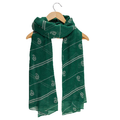 Écharpe légère Foulard Serpentard - Harry Potter, un accessoire élégant en voile doux avec le sceau emblématique de Serpentard.