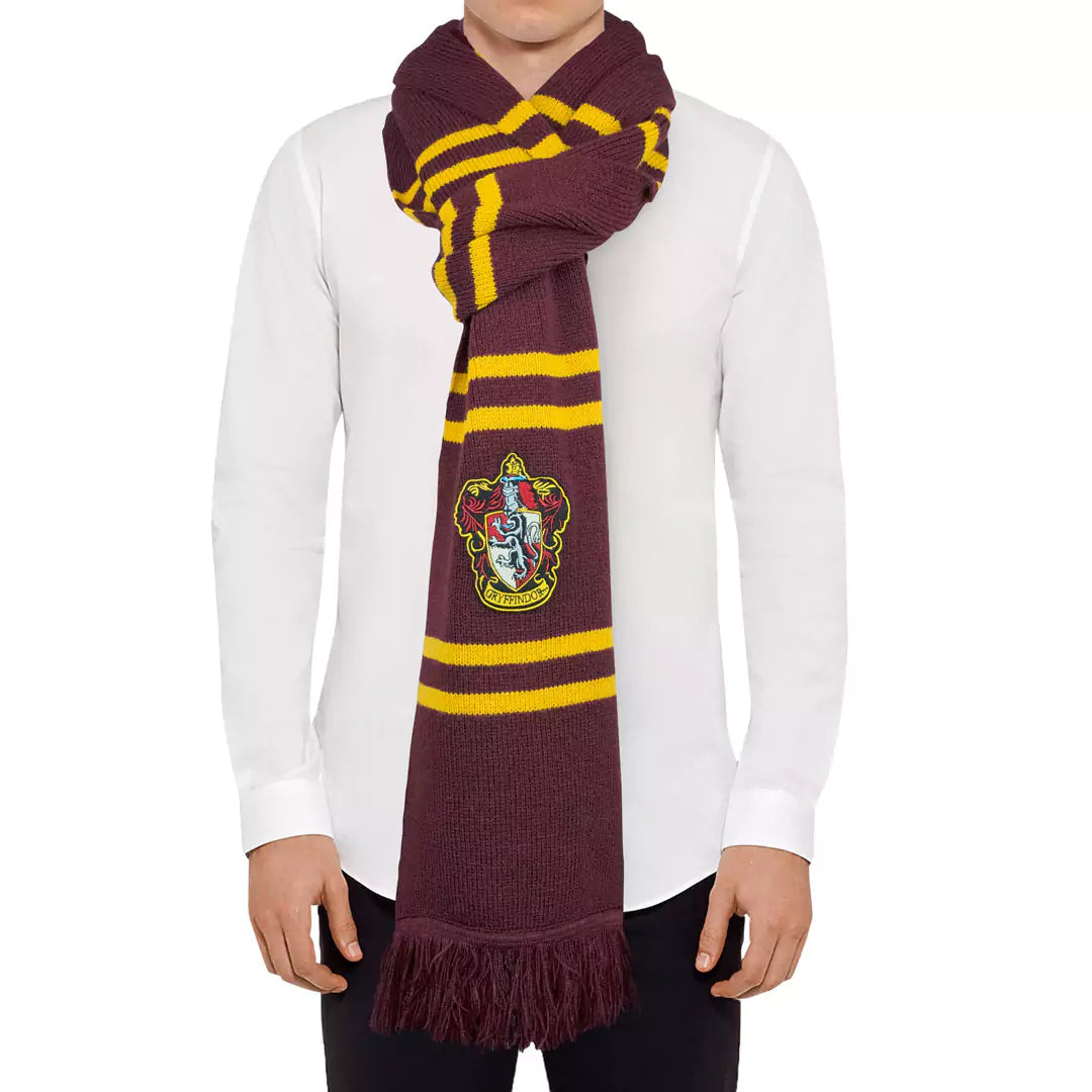 Détails de l'écharpe deluxe Gryffondor pourpre et or, un accessoire chic et chaud pour montrer votre fidélité à Harry Potter.