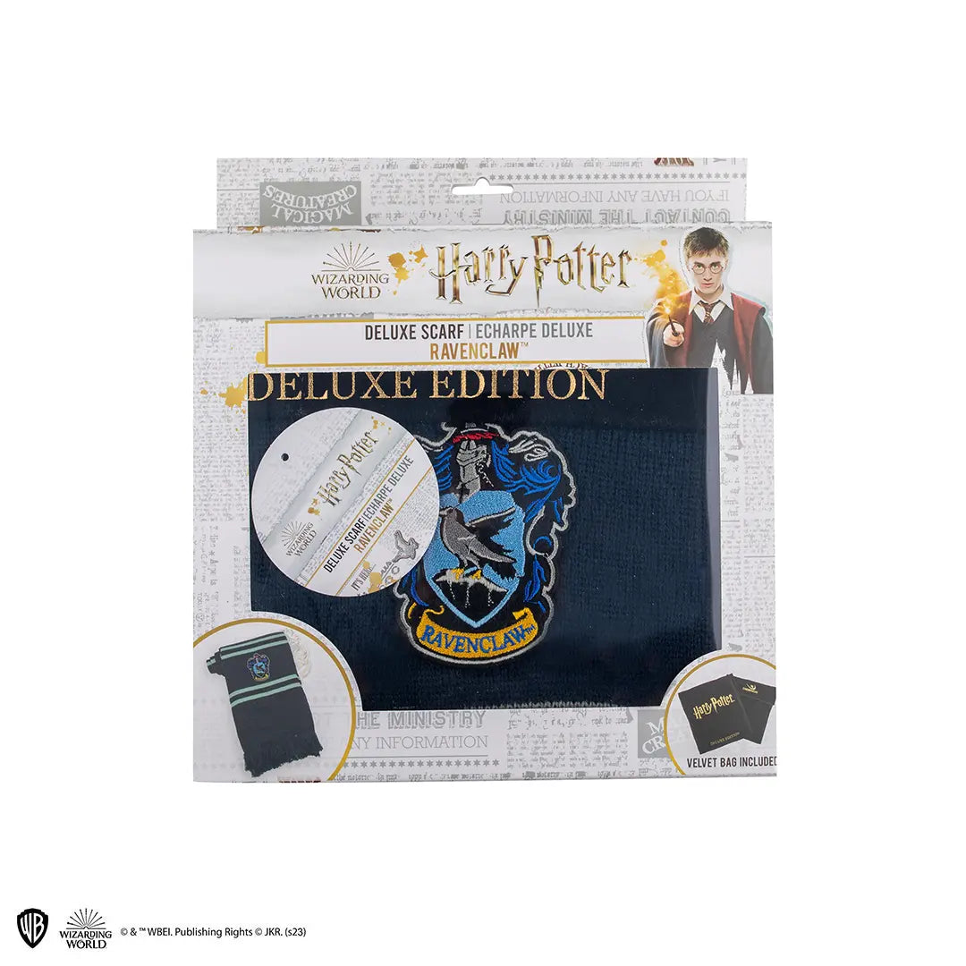 Echarpe deluxe Serdaigle Harry Potter en situation, portée lors d'un événement, symbole de la maison Serdaigle et de l'univers magique.