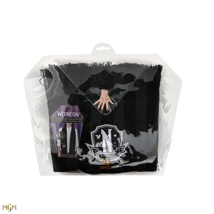 Mode femme portant l'Écharpe Nevermore Academy noire - Wednesday, illustrant comment l'accessoire complète une tenue avec un look audacieux.