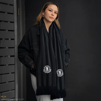 Écharpe Nevermore Academy noire - Wednesday drapée sur un fond sombre, soulignant son design emblématique et son allure gothique.