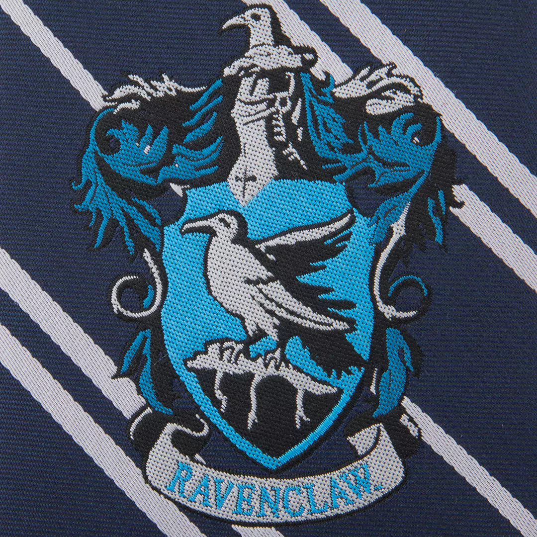 Détails de la cravate Serdaigle - Logo tissé - Harry Potter, mettant en valeur le design raffiné en microfibre.