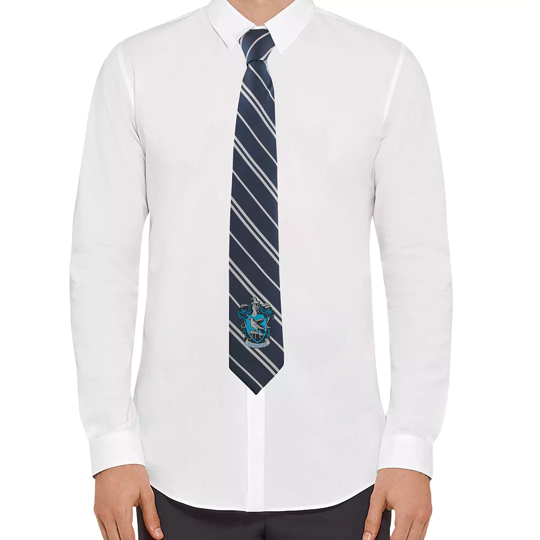 Image de la cravate Serdaigle - Logo tissé - Harry Potter, montrant les dimensions parfaites pour tous les styles.