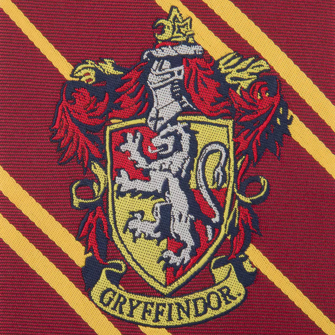 Design unique de la Cravate Kid Gryffondor - Logo tissé - Harry Potter, parfaite pour les fêtes et les événements scolaires.