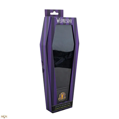 La Cravate deluxe Nevermore Academy avec pin’s - Wednesday, portée sur un costume, ajoutant une touche d'extravagance à un look.