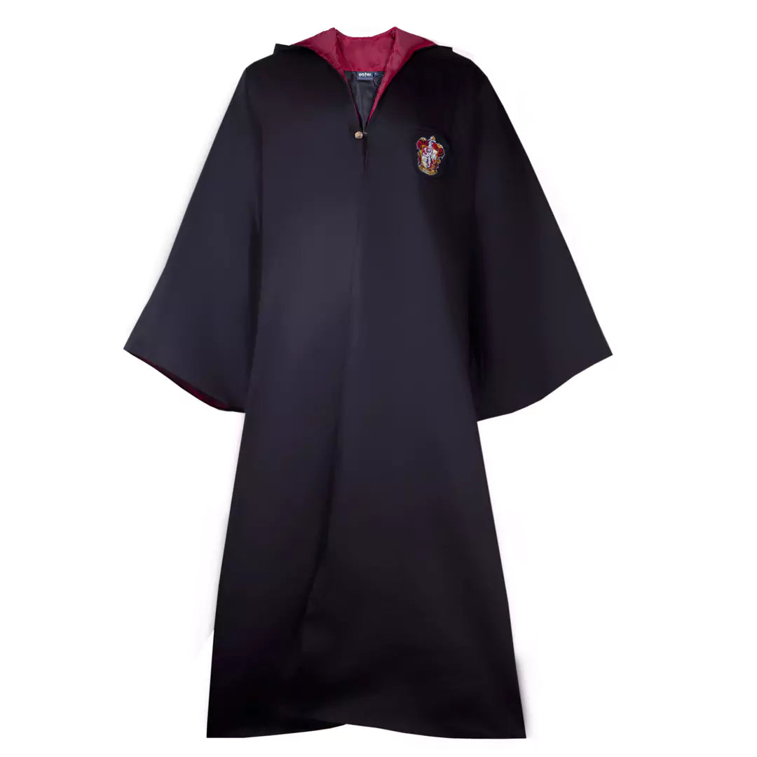 Robe de Sorcier KIDS - Gryffondor - Harry Potter, ornée de l'écusson Gryffondor et de sa capuche emblématique, parfaite pour les jeunes sorciers en quête d'aventure.