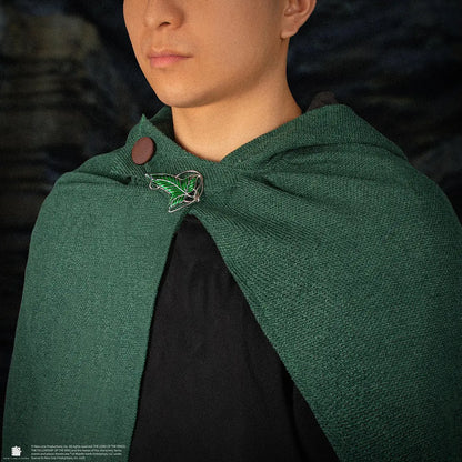 Modèle portant la Cape de Hobbit taille S/M - Le Seigneur des Anneaux, parfait pour des soirées costumées ou des conventions, apportant une touche de magie à chaque occasion.