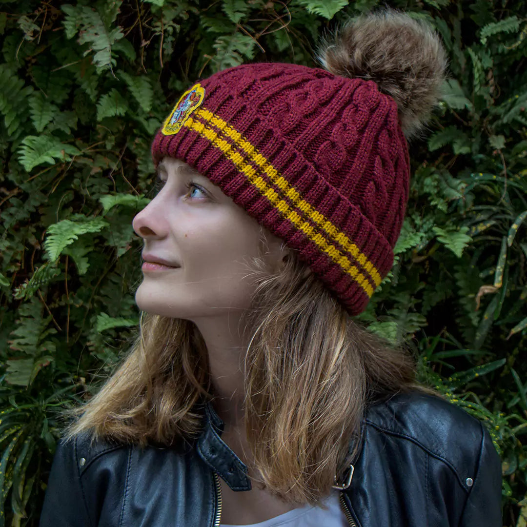 Bonnet à Pompon Gryffondor pourpre et or - Montrez votre fierté Gryffondor avec ce bonnet brodé, alliant style et magie.