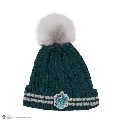 Bonnet à pompon Serpentard Harry Potter, un accessoire emblématique pour les fans de la saga, alliant confort et style avec l'écusson de la maison.