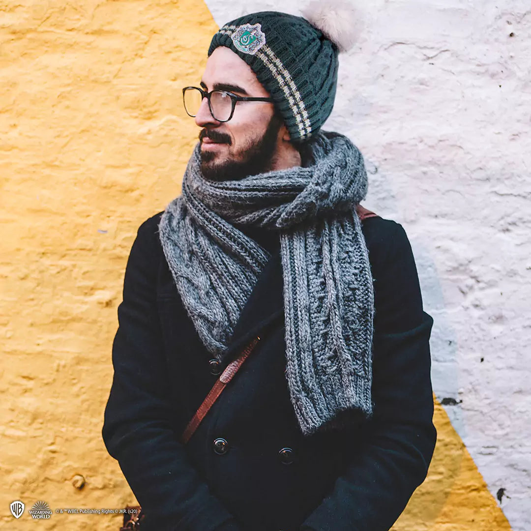 Bonnet à pompon Serpentard - Harry Potter, confectionné avec soin, présentant l'écusson de la maison emblématique de Poudlard.