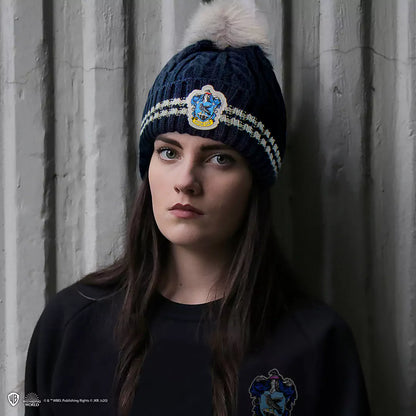 Bonnet à pompon Serdaigle inspiré de Harry Potter, avec un design élégant et l'écusson emblématique de la maison.