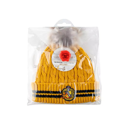 Zoom sur le bonnet à pompon Poufsouffle Harry Potter mettant en valeur la texture douce en acrylique et le pompon au sommet, idéal pour un look stylé.