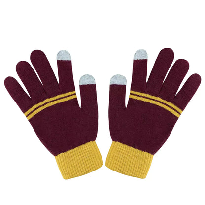 Gants tactiles Gryffondor pourpre et or - Harry Potter, affichant l'écusson de Gryffondor dans un décor hivernal.