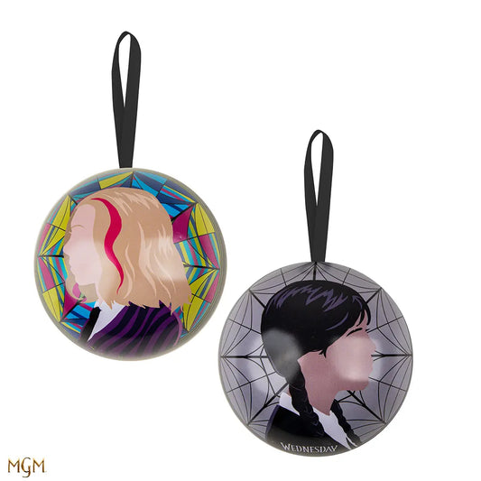 Gants Holiday Capsule - Wednesday portés par un modèle en extérieur, illustrant leur style moderne pour les sorties hivernales.