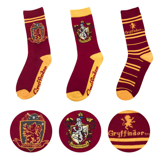 Lot de 3 paires de chaussettes Gryffondor - Du 35 au 45 - Harry Potter, mettant en valeur les couleurs vibrantes et le blason emblématique de la maison Gryffondor.
