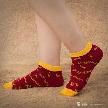 Lot de 3 paires de chaussettes courtes Gryffondor - Harry Potter, avec un design élégant qui reflète l'esprit de la maison Gryffondor.