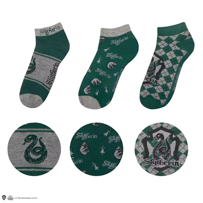 Lot de 3 paires de chaussettes courtes Serpentard - Harry Potter en vue rapprochée, révélant le design inspiré de la Maison Serpentard.