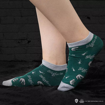 Présentation des chaussettes courtes Serpentard - Harry Potter dans un cadre de vie magique, parfaites pour tous les fans d'Harry Potter.