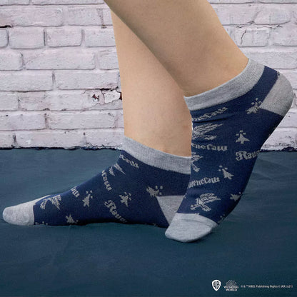 Stylisation des chaussettes courtes Serdaigle - Harry Potter, parfaites pour les fans qui souhaitent afficher leur fierté sorcière.