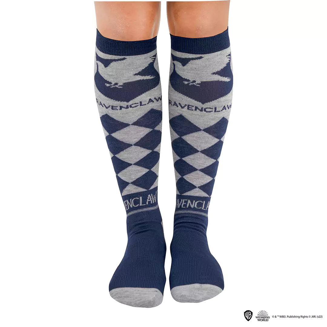 Détails des chaussettes hautes Serdaigle Harry Potter, confectionnées en polyester et élasthanne pour un ajustement parfait.