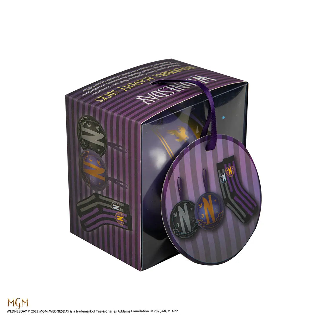 Mise en scène des chaussettes Holiday Capsule - Wednesday, incarnant l'esprit festif, idéales pour une ambiance chaleureuse en hiver.