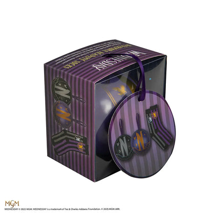 Mise en scène des chaussettes Holiday Capsule - Wednesday, incarnant l'esprit festif, idéales pour une ambiance chaleureuse en hiver.