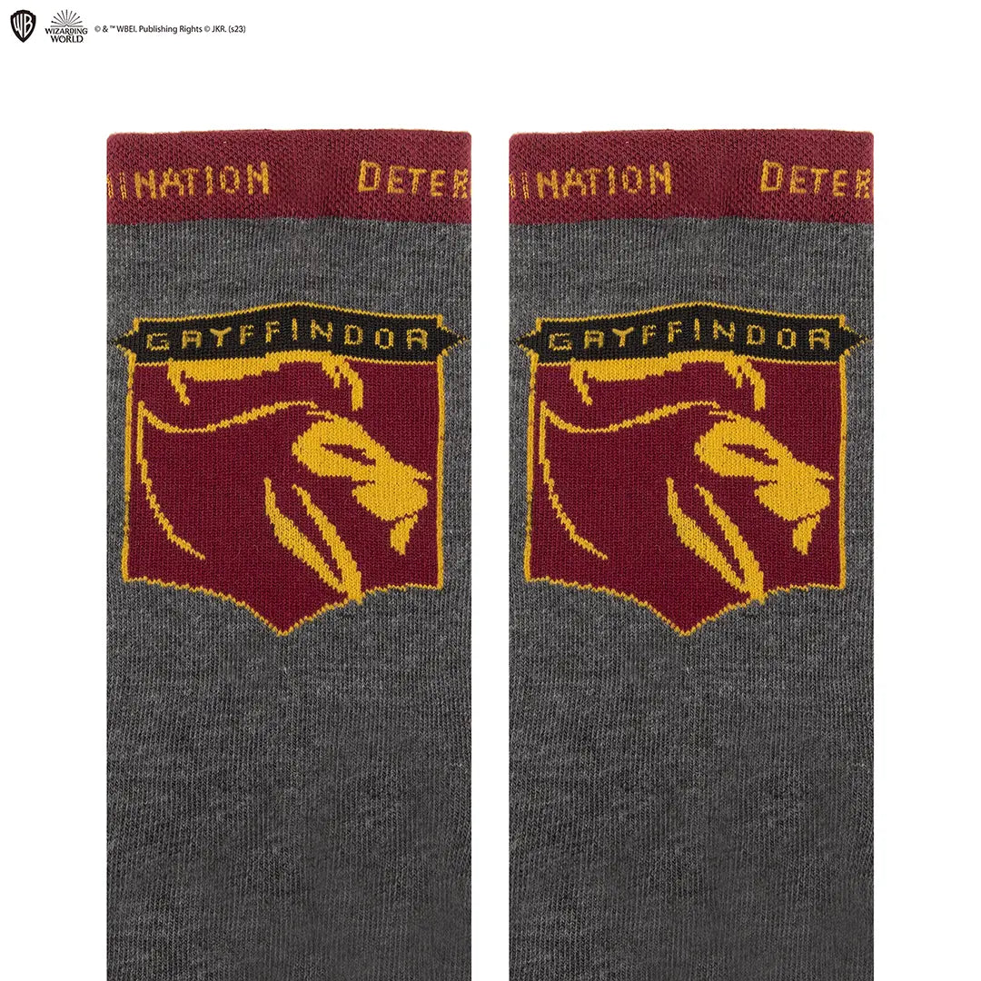 Chaussettes Gryffondor - Harry Potter, un accessoire magique affichant fièrement les couleurs emblématiques de la maison Gryffondor, parfaites pour les fans.