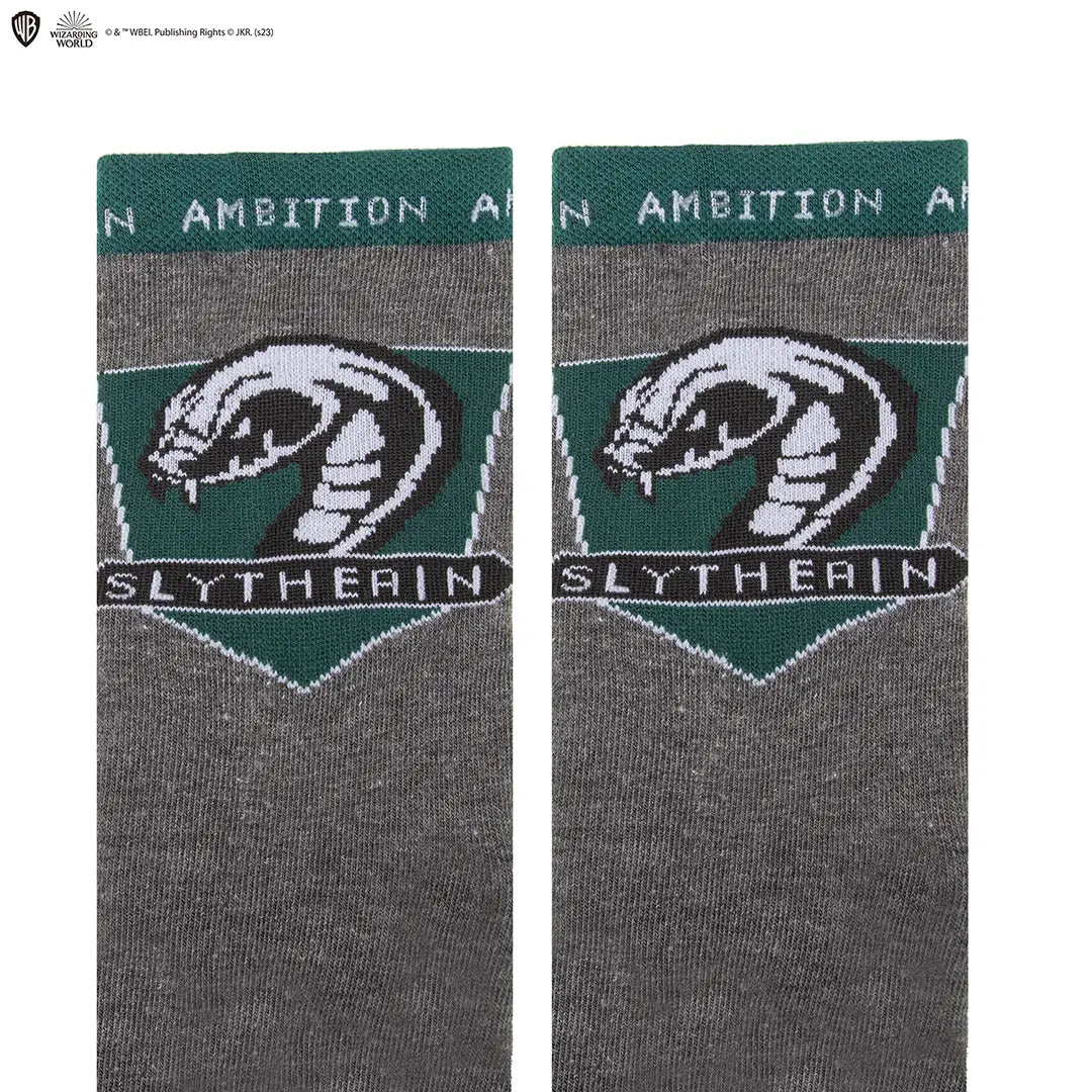 Chaussettes Serpentard - Harry Potter, mettant en avant un design élégant et tendance inspiré de l'univers des sorciers.