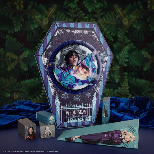 Calendrier de l’avent Deluxe 2025 'Wednesday' de Distrineo, dévoilant des surprises festives pour tous les âges.