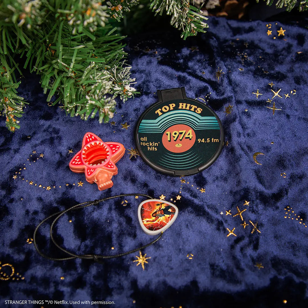 Calendrier de l’avent 2025 - Stranger Things rempli de surprises inspirées de la saison 5, avec des cadeaux des personnages emblématiques de la série et des designs originaux.