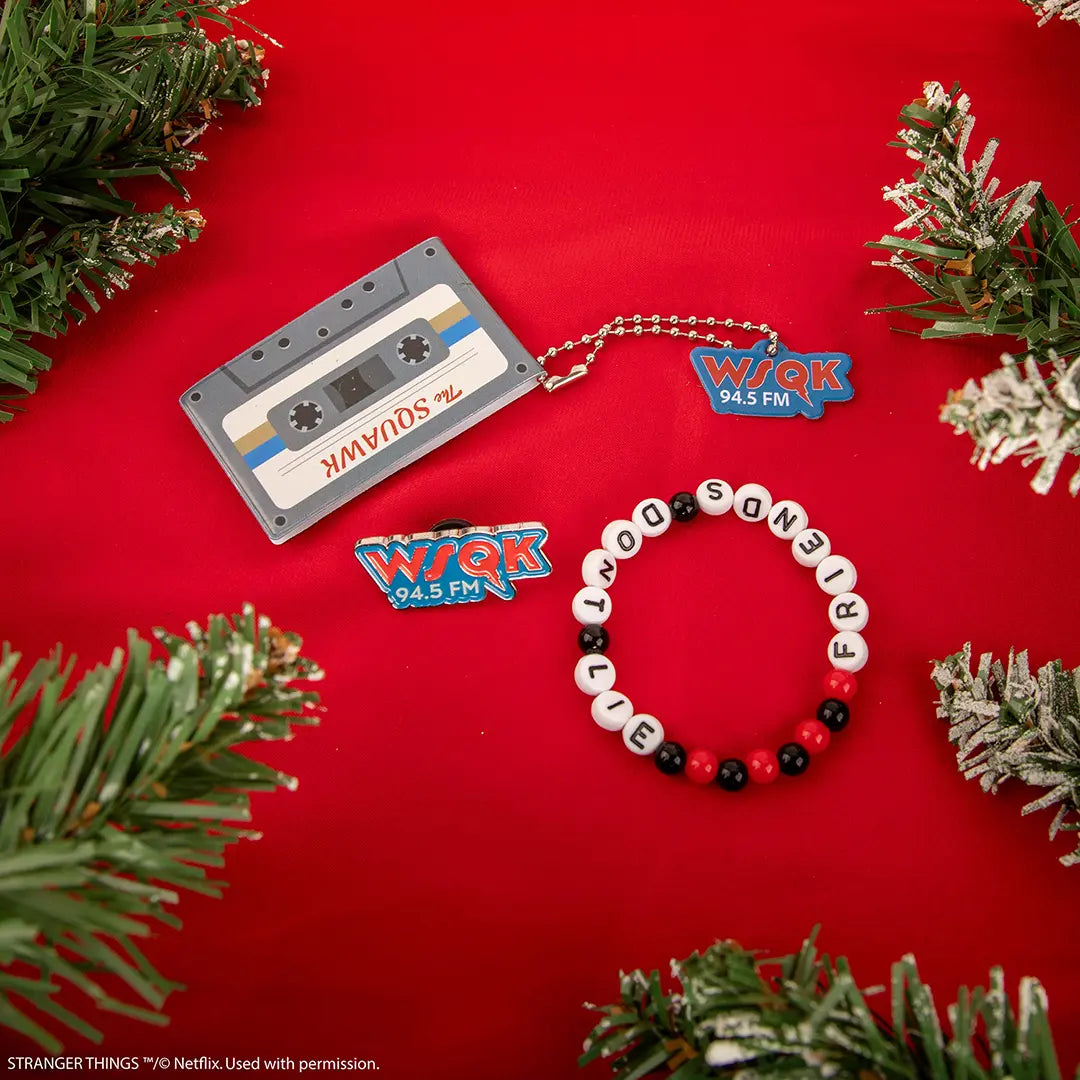 Calendrier de l’avent Deluxe 2025 - Stranger Things : Un aperçu des cadeaux exclusifs, incluant de la papeterie inspirée de l'univers de la série.