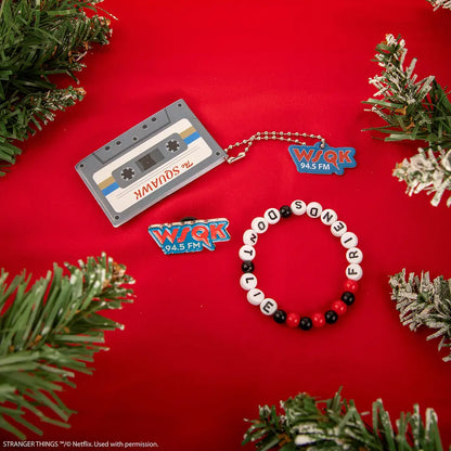 Calendrier de l’avent Deluxe 2025 - Stranger Things : Un aperçu des cadeaux exclusifs, incluant de la papeterie inspirée de l'univers de la série.