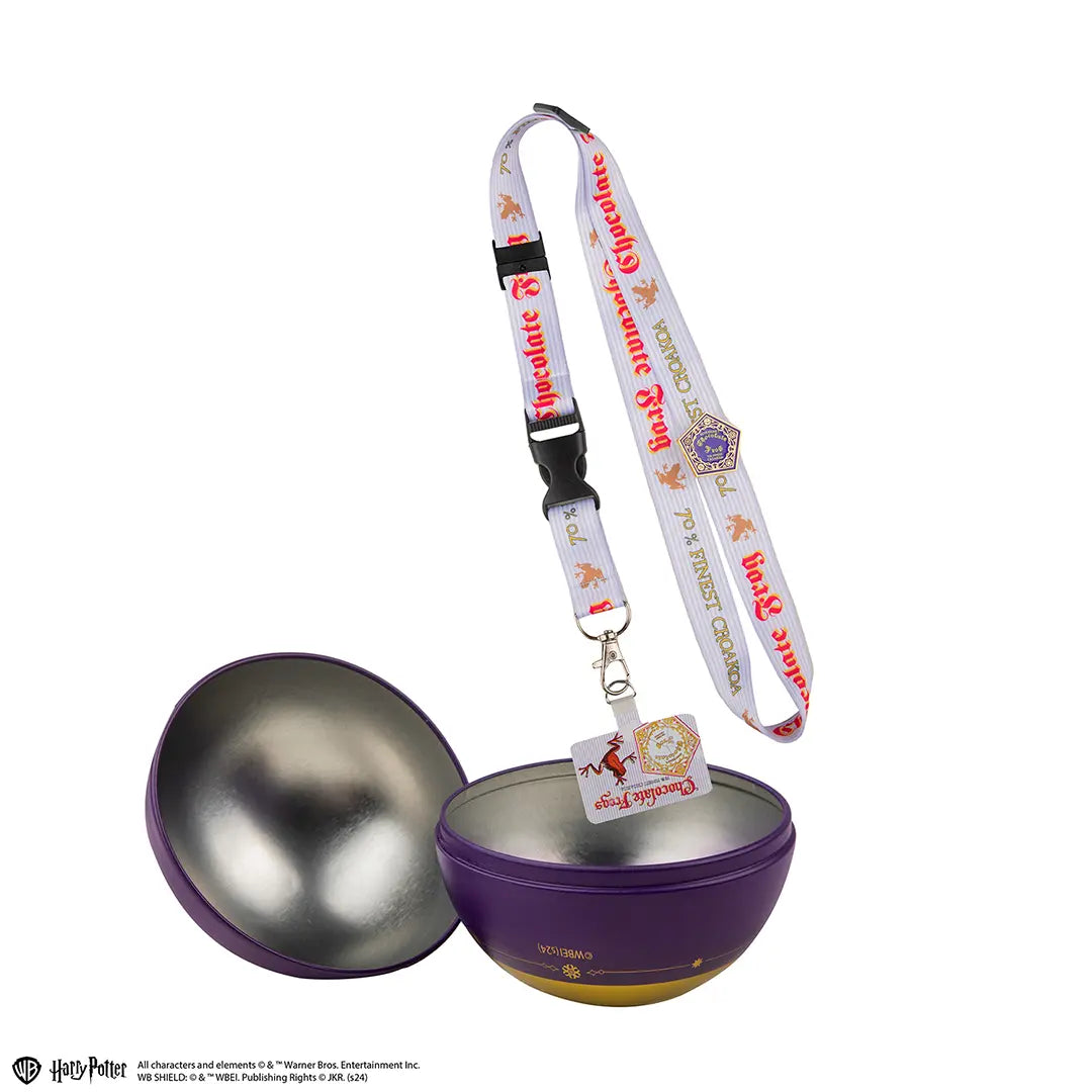 Holiday capsule lanière et pins Chocogrenouille - Harry Potter, accessoires stylisés capturant l'esprit de Poudlard, idéale pour offrir ou compléter sa collection.