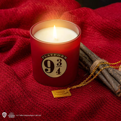 Ambiance apaisante créée par la Bougie Voie 9 3/4 - Harry Potter, idéale pour une soirée lecture autour de l'univers des sorciers.