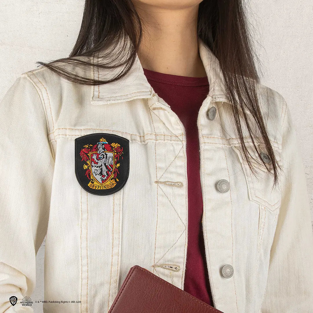 Écussons Poudlard - lot de 5, chacun mesurant environ 7 x 8 cm, idéal pour montrer votre appartenance aux maisons emblématiques de Hogwarts.