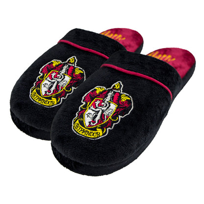 Pantoufles Gryffondor taille S/M - Harry Potter, confortables et stylées, présentant un écusson brodé, idéales pour les fans de la saga magique.