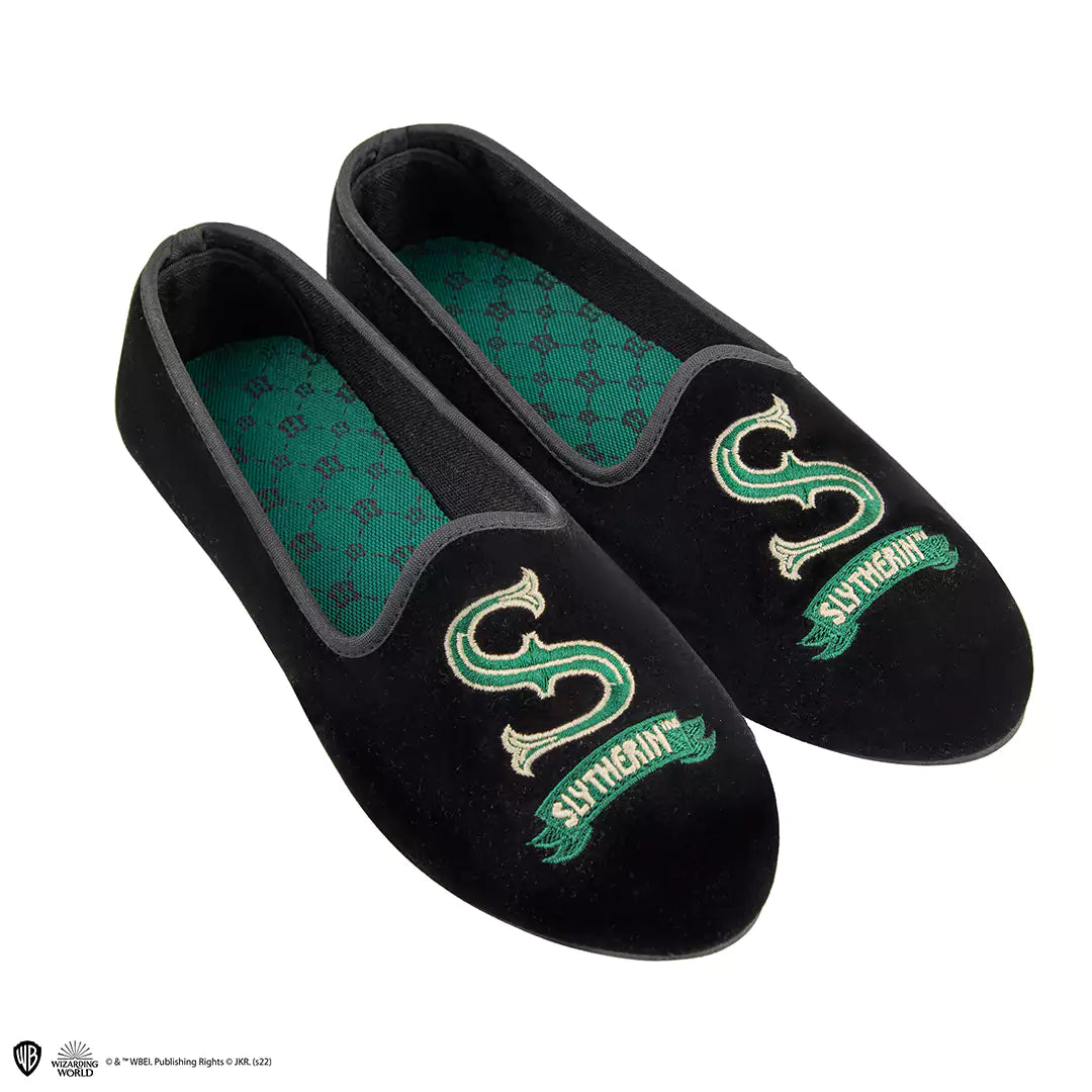 Détails des chaussons deluxe Serpentard taille 37-38 - Harry Potter, idéaux pour des soirées cinéma et marathons de lecture.
