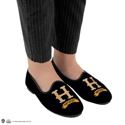 Détail des chaussons deluxe Poufsouffle taille 35-36 - Harry Potter, fabriqués en matériaux doux et durables, idéaux pour se détendre comme un élève de Poudlard.