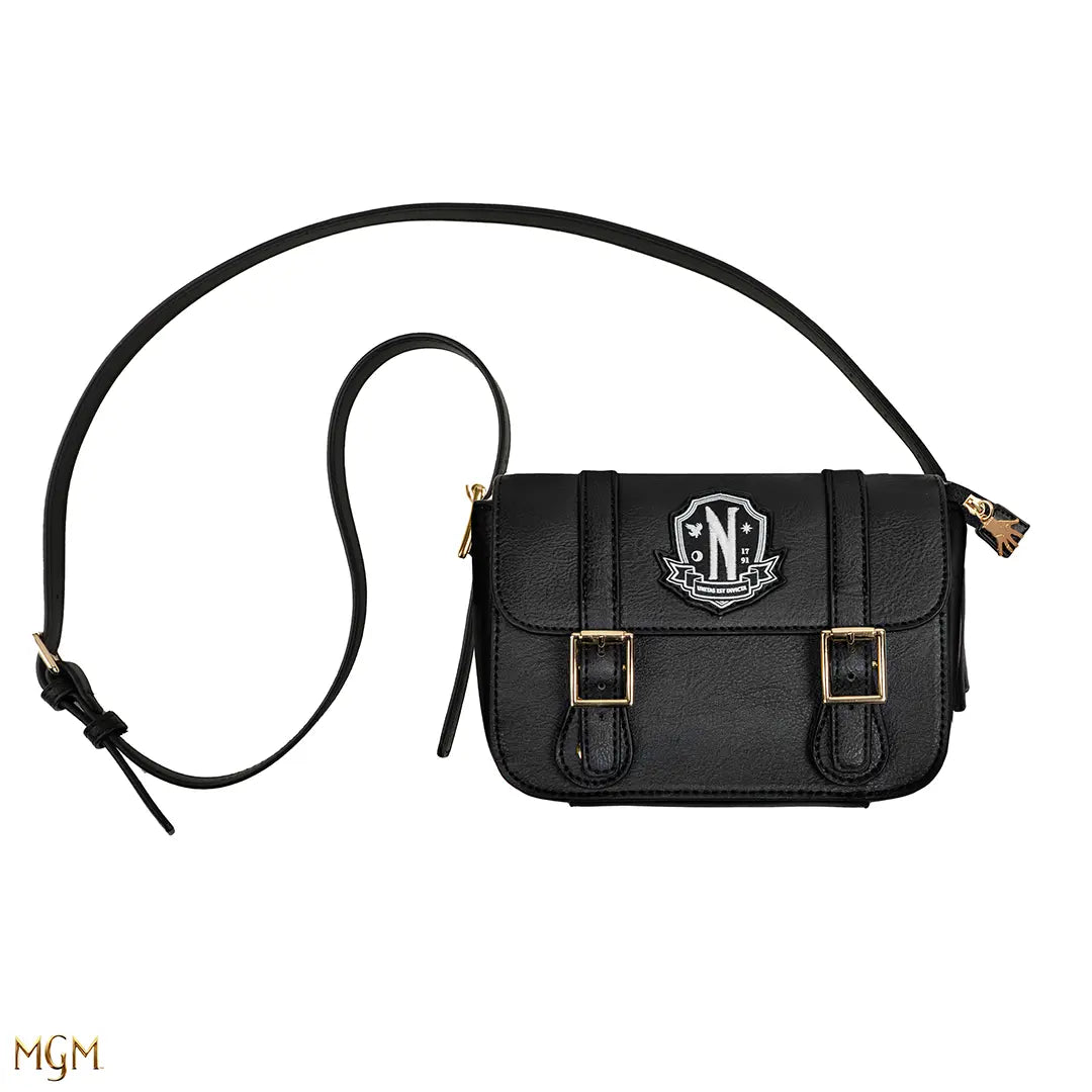 Sacoche noire Nevermore Academy - Wednesday, un accessoire élégant inspiré de la série avec un design gothique et moderne.