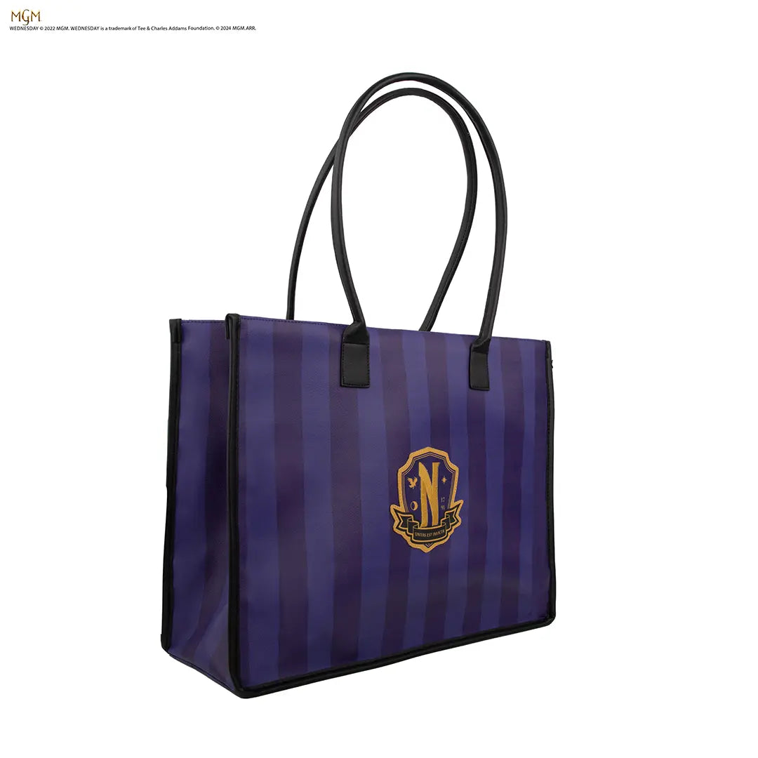 Aperçu du sac cabas Nevermore Academy en violet, idéal pour transporter vos essentiels tout en affichant votre passion pour l'univers captivant de Wednesday.