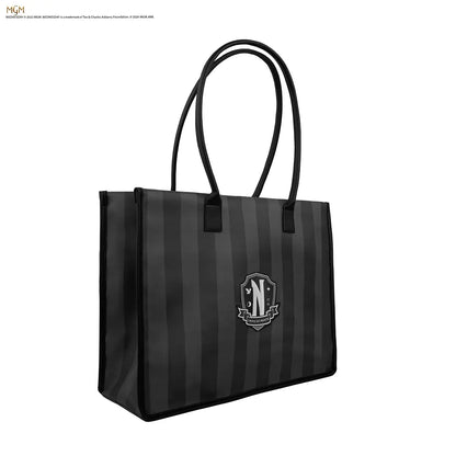 Le sac cabas Nevermore Academy noir, un accessoire élégant reflétant l'univers mystérieux de la série Wednesday.