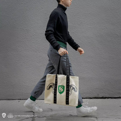 Tote Bag Deluxe Serpentard - Harry Potter, un sac tendance en polyester et coton, parfait pour les fans de la maison Serpentard et idéal pour transporter livres et essentiels quotidiens.