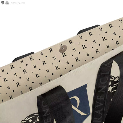 Tote Bag Deluxe Serdaigle - Harry Potter, un design chic avec le blason de Serdaigle, parfait pour ajouter une touche de magie à votre quotidien.