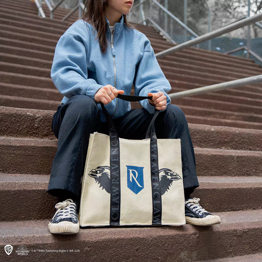 Tote Bag Deluxe Serdaigle - Harry Potter, un compagnon incontournable pour les sorciers et sorcières, à la fois fonctionnel et stylé, pour les sorties scolaires ou quotidiennes.